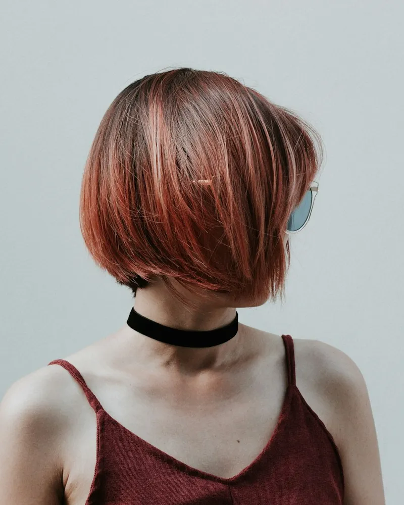 A copper bob seen in profile from behind