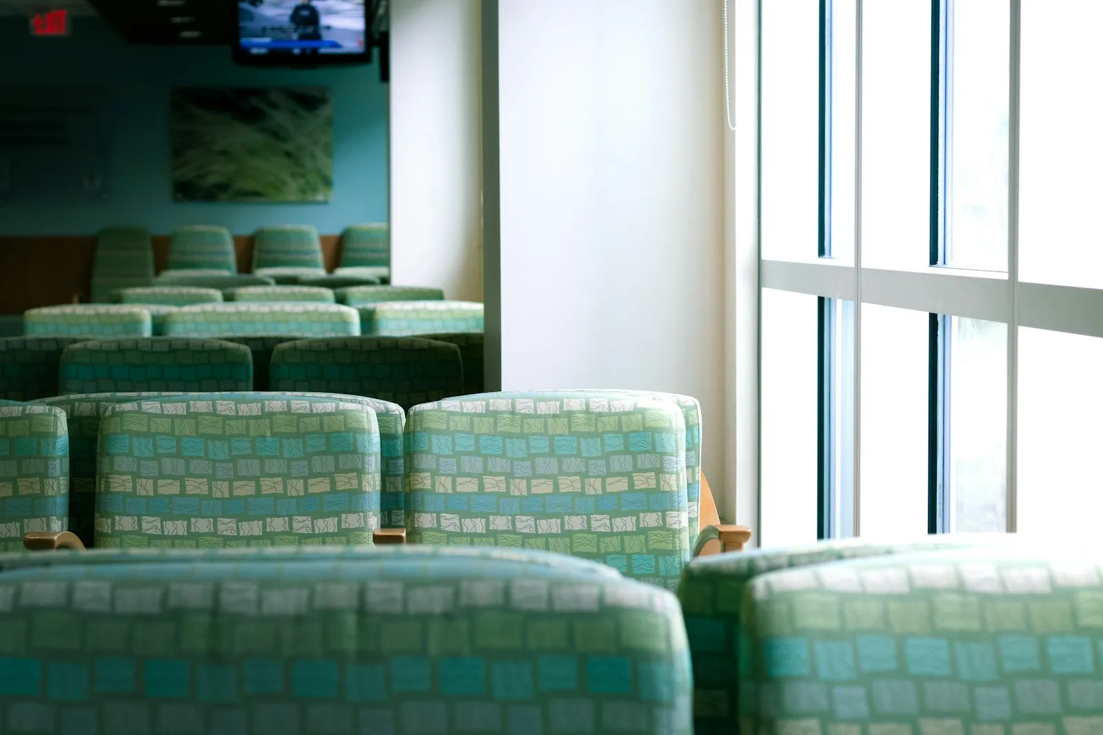 Rows of cushioned chairs by a bright window